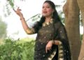 मंच पर मधुर गीत गाती हुईं श्योपुर की तत्कालीन कलेक्टर शीला दाहिमा का वायरल वीडियो का दृश्य।