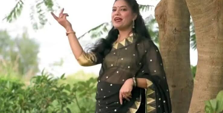 मंच पर मधुर गीत गाती हुईं श्योपुर की तत्कालीन कलेक्टर शीला दाहिमा का वायरल वीडियो का दृश्य।