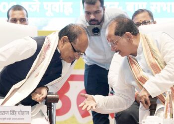 केंद्रीय कृषि मंत्री शिवराज सिंह चौहान कृषि मंत्रालय की बैठक में राजस्थान और तेलंगाना के लिए बजट आवंटन स्वीकृत करते हुए।