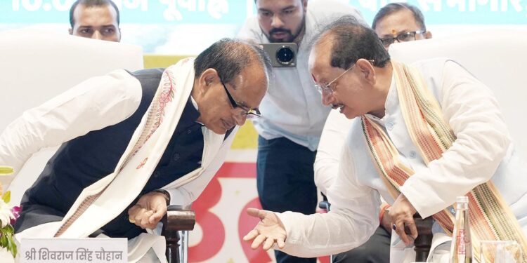 केंद्रीय कृषि मंत्री शिवराज सिंह चौहान कृषि मंत्रालय की बैठक में राजस्थान और तेलंगाना के लिए बजट आवंटन स्वीकृत करते हुए।