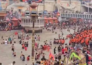 उज्जैन के महाकालेश्वर मंदिर और सावन मास में कांवड़ यात्रा निकालते श्रद्धालुओं की प्रतीकात्मक तस्वीर।