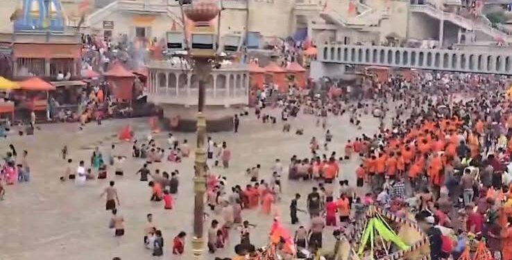 उज्जैन के महाकालेश्वर मंदिर और सावन मास में कांवड़ यात्रा निकालते श्रद्धालुओं की प्रतीकात्मक तस्वीर।