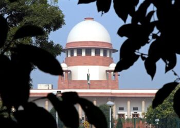 भारत का उच्चतम न्यायालय (Supreme Court of India) और भोपाल के अपर लेक (भोज वेटलैंड) की प्रतीकात्मक तस्वीर।
