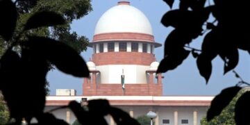 भारत का उच्चतम न्यायालय (Supreme Court of India) और भोपाल के अपर लेक (भोज वेटलैंड) की प्रतीकात्मक तस्वीर।