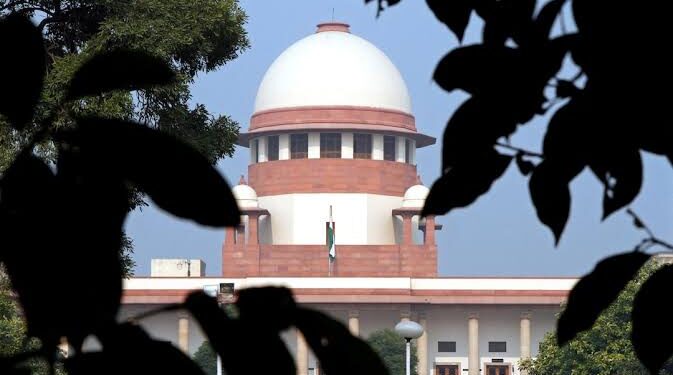 भारत का उच्चतम न्यायालय (Supreme Court of India) और भोपाल के अपर लेक (भोज वेटलैंड) की प्रतीकात्मक तस्वीर।