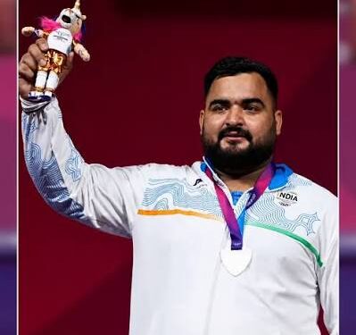 उज्जैन पुलिस के आरक्षक सौदान सिंह चौहान का रजत पदक जीतने के बाद सम्मान और बधाई की तस्वीर।