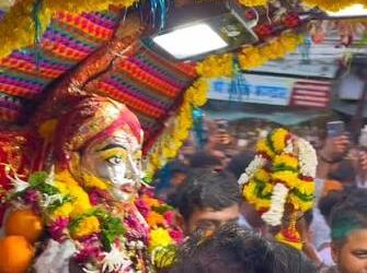 उज्जैन में श्रावण सोमवार को श्री महाकालेश्वर भगवान की द्वितीय सवारी और रामघाट पर शिप्रा आरती का दृश्य।