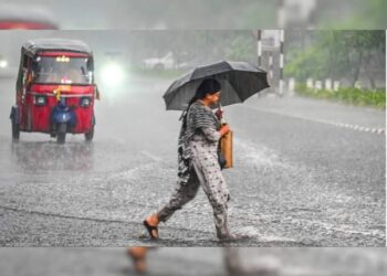 इंदौर-भोपाल में बारिश की पानी से भरी सड़कें और चक्रवाती तूफान की प्रतीकात्मक तस्वीर।