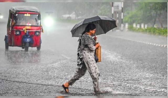 इंदौर-भोपाल में बारिश की पानी से भरी सड़कें और चक्रवाती तूफान की प्रतीकात्मक तस्वीर।