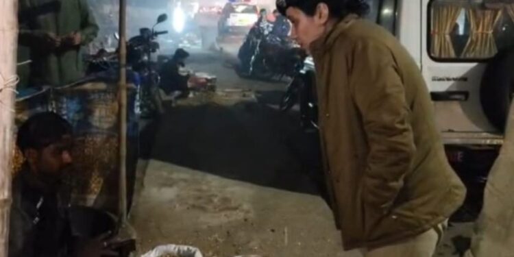 ग्वालियर के नारायण विहार क्षेत्र में घटनास्थल पर जांच करती फॉरेंसिक टीम और पुलिस बल की प्रतीकात्मक तस्वीर।
