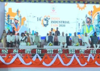 रायपुर के साइंस कॉलेज मैदान में 14वें इंडिया इंडस्ट्रियल फेयर-2026 का फीता काटकर शुभारंभ करते मुख्यमंत्री विष्णुदेव साय और प्रदर्शित आधुनिक औद्योगिक मशीनें।