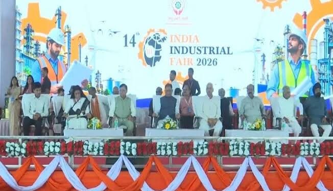 रायपुर के साइंस कॉलेज मैदान में 14वें इंडिया इंडस्ट्रियल फेयर-2026 का फीता काटकर शुभारंभ करते मुख्यमंत्री विष्णुदेव साय और प्रदर्शित आधुनिक औद्योगिक मशीनें।