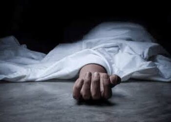 इंदौर पुलिस और फॉरेंसिक टीम द्वारा होटल के कमरे में संदिग्ध मौत के मामले की जांच करते हुए।