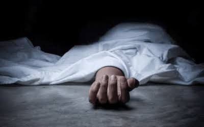 इंदौर पुलिस और फॉरेंसिक टीम द्वारा होटल के कमरे में संदिग्ध मौत के मामले की जांच करते हुए।