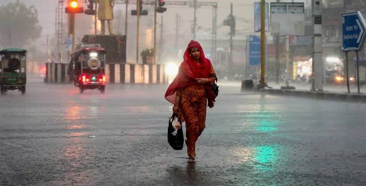 मध्य प्रदेश, छत्तीसगढ़ और राजस्थान के नक्शे पर 12 सितंबर से सक्रिय होने वाले नए मानसूनी तंत्र और बादलों की सैटेलाइट तस्वीर.