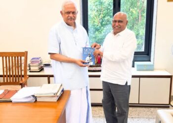 नई दिल्ली में भाजपा राष्ट्रीय संगठन महामंत्री बी.एल. संतोष को स्वामी विवेकानंद पर आधारित पुस्तक भेंट करते मप्र भाजपा अध्यक्ष हेमंत खण्डेलवाल।