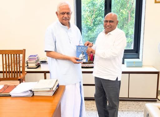 नई दिल्ली में भाजपा राष्ट्रीय संगठन महामंत्री बी.एल. संतोष को स्वामी विवेकानंद पर आधारित पुस्तक भेंट करते मप्र भाजपा अध्यक्ष हेमंत खण्डेलवाल।