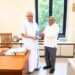 नई दिल्ली में भाजपा राष्ट्रीय संगठन महामंत्री बी.एल. संतोष को स्वामी विवेकानंद पर आधारित पुस्तक भेंट करते मप्र भाजपा अध्यक्ष हेमंत खण्डेलवाल।