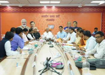 भाजपा प्रदेश कार्यालय में 'सेवा संकल्प अभियान' की प्रदेश टोली की बैठक को संबोधित करते प्रदेश अध्यक्ष व विधायक हेमंत खण्डेलवाल।
