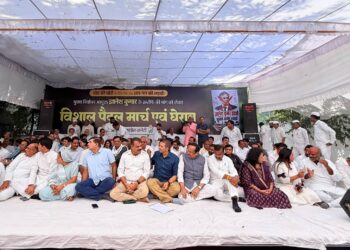 भोपाल में प्रदेश कांग्रेस कार्यालय से निर्वाचन आयोग दफ्तर की ओर पैदल मार्च निकालते और नारेबाजी करते कांग्रेस के वरिष्ठ नेता व कार्यकर्ता।