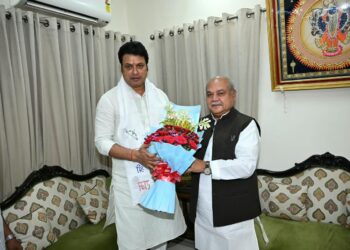 भोपाल में मध्य प्रदेश विधानसभा अध्यक्ष नरेंद्र सिंह तोमर के निवास पर सौजन्य भेंट करते बीजेपी के प्रदेश प्रभारी बिप्लब कुमार देब।
