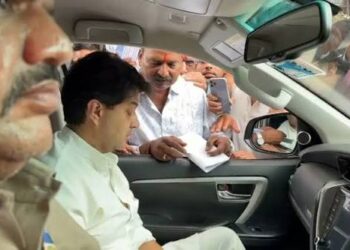 गुना-शिवपुरी संसदीय क्षेत्र में जनसंवाद कार्यक्रम के दौरान मंच से जनता को संबोधित करते केंद्रीय मंत्री ज्योतिरादित्य सिंधिया।