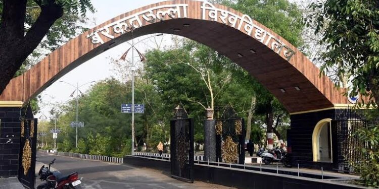 भोपाल स्थित बरकतउल्ला विश्वविद्यालय के मुख्य प्रशासनिक भवन के सामने लंबित परीक्षा परिणामों को लेकर प्रदर्शन करते आक्रोशित विद्यार्थी।
