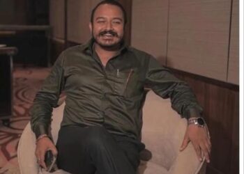 भोपाल के एमपी नगर में डीबी मॉल के सामने घटनास्थल पर स्थित विद्युत पोल और जांच करती पुलिस व नगर निगम की टीम।