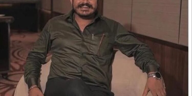 भोपाल के एमपी नगर में डीबी मॉल के सामने घटनास्थल पर स्थित विद्युत पोल और जांच करती पुलिस व नगर निगम की टीम।
