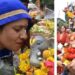 भोपाल के प्रेमपुरा और शाहपुरा झील घाट पर क्रेन की मदद से भगवान गणेश की भव्य प्रतिमा का विसर्जन और गुलाल उड़ाते श्रद्धालु।