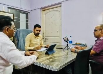 भोपाल के जहांगीराबाद थाने के बाहर पुलिस की बर्बरता के खिलाफ प्रदर्शन करते और नारेबाजी करते जिला बार एसोसिएशन के वकील।