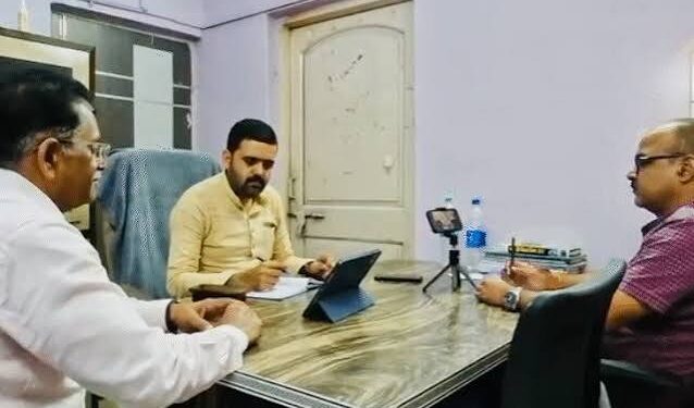 भोपाल के जहांगीराबाद थाने के बाहर पुलिस की बर्बरता के खिलाफ प्रदर्शन करते और नारेबाजी करते जिला बार एसोसिएशन के वकील।