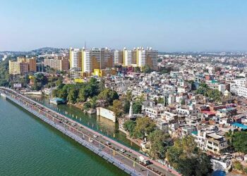 भोपाल मास्टर प्लान का डिजिटल खाका और रिहायशी इलाकों में व्यावसायिक गतिविधियों पर नगर निगम (BMC) की कार्रवाई का दृश्य।
