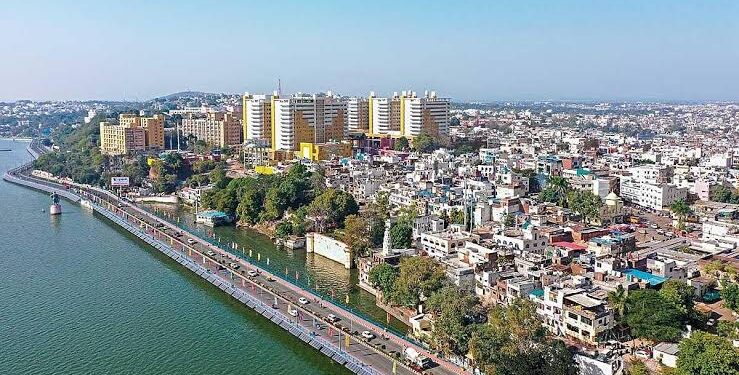 भोपाल मास्टर प्लान का डिजिटल खाका और रिहायशी इलाकों में व्यावसायिक गतिविधियों पर नगर निगम (BMC) की कार्रवाई का दृश्य।
