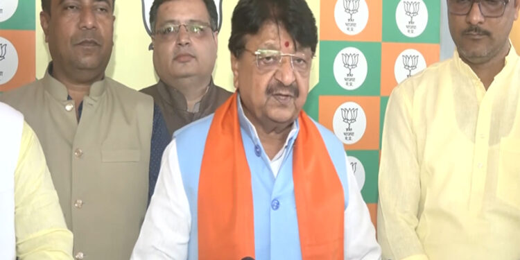 भोपाल में सीलिंग कार्रवाई और मास्टर प्लान को लेकर बयान देते नगरीय विकास एवं आवास मंत्री कैलाश विजयवर्गीय।