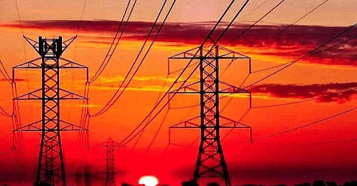 भोपाल में बिजली लाइन मेंटेनेंस कार्य करते मध्य क्षेत्र विद्युत वितरण कंपनी के लाइनमैन और बिजली कटौती का प्रतीकात्मक दृश्य।