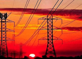 भोपाल में बिजली खंभे और ट्रांसफार्मर की मेंटेनेंस करते बिजली कर्मचारी व शटडाउन की प्रतीकात्मक तस्वीर.