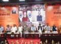 भोपाल में आयोजित रोजगार मेले के दौरान मंच पर चयनित अभ्यर्थियों को नियुक्ति पत्र प्रदान करते मुख्य अतिथि एवं प्रशासनिक अधिकारी।