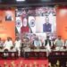 भोपाल में आयोजित रोजगार मेले के दौरान मंच पर चयनित अभ्यर्थियों को नियुक्ति पत्र प्रदान करते मुख्य अतिथि एवं प्रशासनिक अधिकारी।