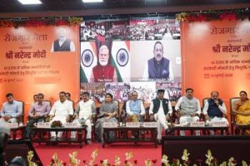 भोपाल में आयोजित रोजगार मेले के दौरान मंच पर चयनित अभ्यर्थियों को नियुक्ति पत्र प्रदान करते मुख्य अतिथि एवं प्रशासनिक अधिकारी।