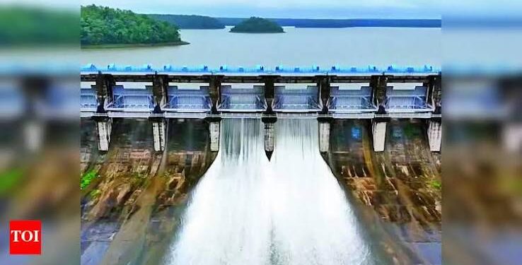 भोपाल के बड़े तालाब का जलस्तर फुल टैंक लेवल पर पहुंचने के बाद भदभदा डैम से पानी छोड़े जाने का दृश्य।