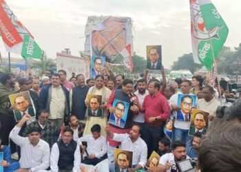 भोपाल के कोलार में व्यापारियों के समर्थन में बैठक करते पूर्व विधायक जितेंद्र डागा और कांग्रेस नेता।