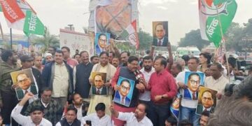 भोपाल में भाजपा प्रदेश कार्यालय के सामने विरोध प्रदर्शन और आरएसएस का पुतला दहन करते युवा कांग्रेस के कार्यकर्ता।