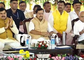 इंदौर के सुपर कॉरिडोर मैदान में स्वामित्व योजना के तहत लाभार्थियों को भू-स्वामित्व दस्तावेज सौंपते बीजेपी राष्ट्रीय अध्यक्ष नितिन नबीन और मुख्यमंत्री डॉ. मोहन यादव।