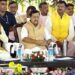 इंदौर के सुपर कॉरिडोर मैदान में स्वामित्व योजना के तहत लाभार्थियों को भू-स्वामित्व दस्तावेज सौंपते बीजेपी राष्ट्रीय अध्यक्ष नितिन नबीन और मुख्यमंत्री डॉ. मोहन यादव।