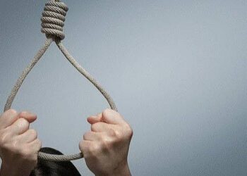 छतरपुर में युवक की आत्महत्या के मामले में जांच करती पुलिस और जिला अस्पताल परिसर का दृश्य।