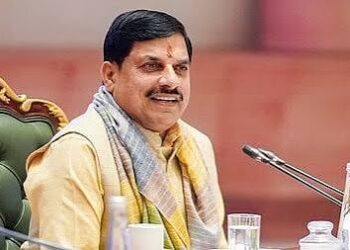 मध्य प्रदेश मंत्रालय में कैबिनेट बैठक के दौरान राजस्व अधिकारियों और पटवारियों के मुद्दों पर चर्चा करते मुख्यमंत्री डॉ. मोहन यादव।