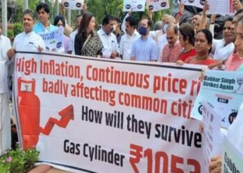 महंगाई और चीनी के बढ़े दामों के विरोध में धरना-प्रदर्शन व 'चीनी सत्याग्रह' करते कांग्रेस कार्यकर्ता।