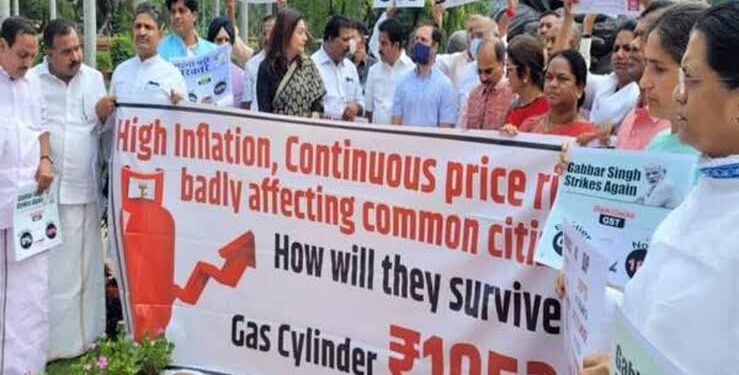 महंगाई और चीनी के बढ़े दामों के विरोध में धरना-प्रदर्शन व 'चीनी सत्याग्रह' करते कांग्रेस कार्यकर्ता।