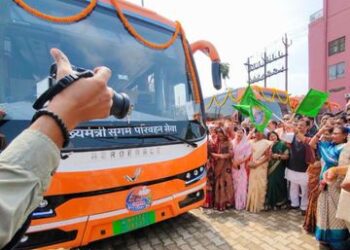 रीवा में आधुनिक इलेक्ट्रिक बस (ई-बस) को हरी झंडी दिखाकर रवाना करते मध्य प्रदेश के उप मुख्यमंत्री राजेंद्र शुक्ल और अन्य प्रशासनिक अधिकारी।